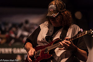 Joe Peets palying the guitar