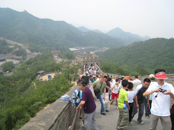 A picture of a long line of people standing on the Great Wall.