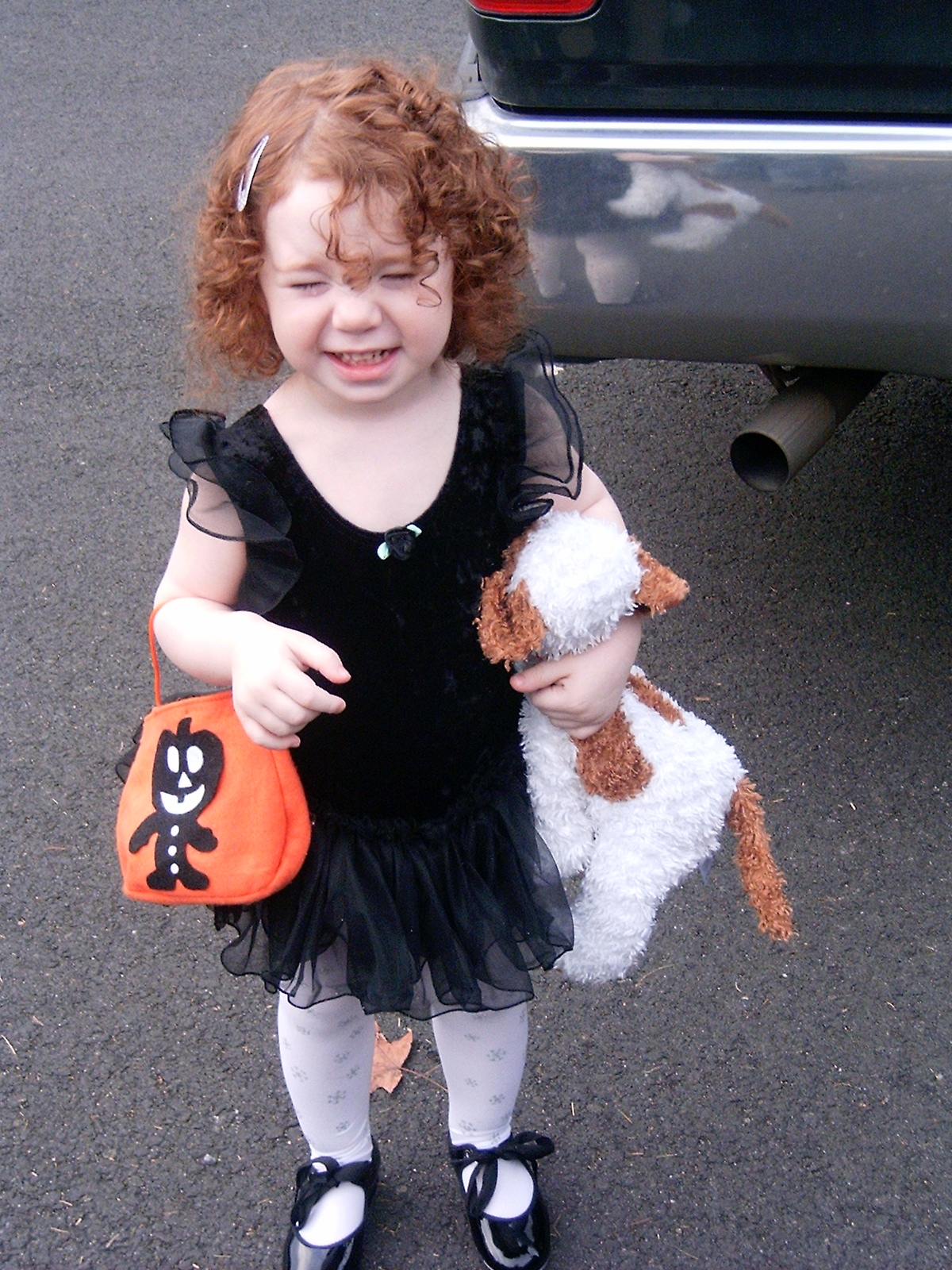 girl trick or treating as Shirley Temple